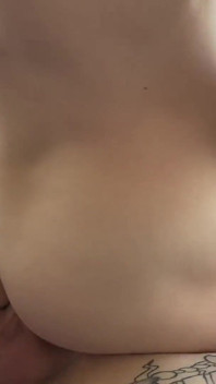 硬爸爸首先操了他的继子自己，然后他的好朋友操了他并在他的嘴里射精