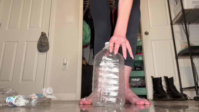 Peppermint Giantess: Rozdrcení lahví na vodu s velikostí 16 velké nohy