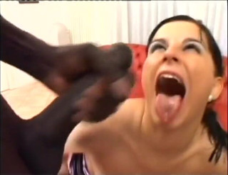 First Black Sexperience: La mora pratica una doppia penetrazione interrazziale con uno stallone...