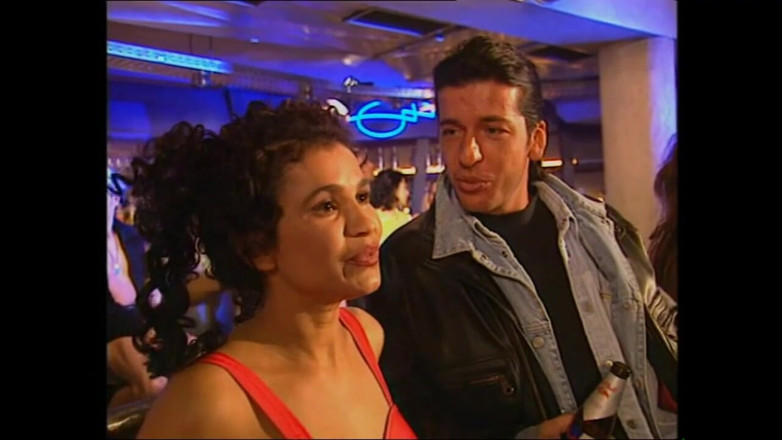 Muschi movie official: Due fantastiche ragazze rimorchiate in discoteca vengono scopate in bagno