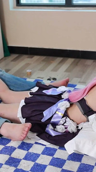 Namorada descalça fazendo role-play, eu a interpretava descalço