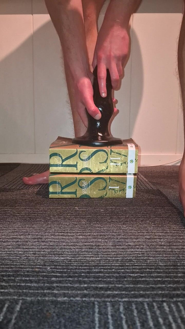 NoFace Twink X: Un mec gay s’enfile plusieurs jouets énormes