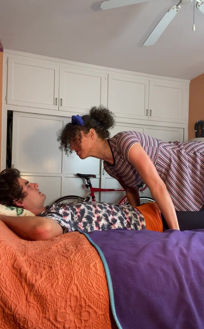 VibeWithMommy: Napalona mama wraca do domu po nocy z przyjaciółmi. Nie...