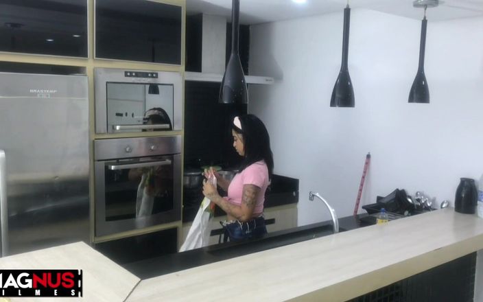 Magnus filmes: Wanita tukang bersih-bersih nyepong kontolku di dapur