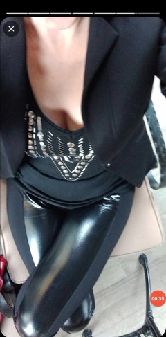 Dominatrix Redsonyja: The Red Goddess bermain sedikit. Cacing malangmu liat aja kalau...