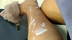 NikitaFeetX: Ibu fetish kaki panas Nikita menerapkan krim pada kaki seksinya
