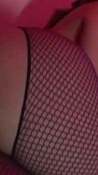 Milf se zavázanýma očima přemožená několika pulzujícími ptáky