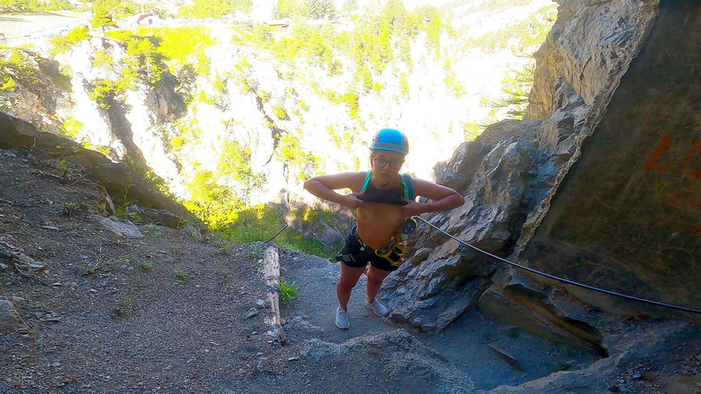 Chri Ursula: Exhibitionnisme et baise de nombreux risqués en haute altitude