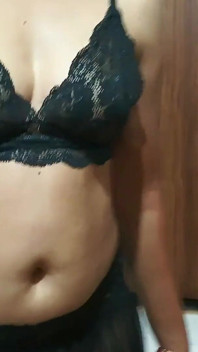 Hintli yeni evli seksi evli kadın ateşli dans ve romantik seks
