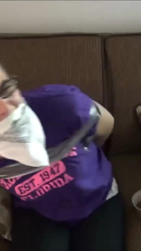Mama vitregă creștină disciplinează fiica vitregă Sassy cu bandă legată, înecare cu chiloți și lovituri!