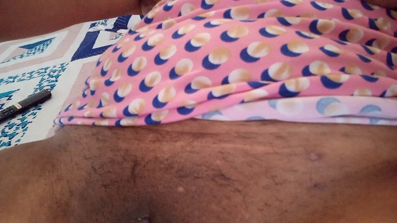 PATY PATY: 没有什么比在湿润阴户的同时按摩整个嘴唇更美味的了...