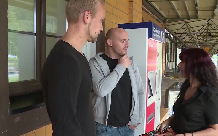 German Porn: La milf rossa ama succhiare e scopare tre cazzi enormi