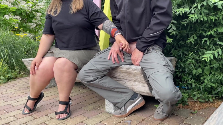 OurFetishLife: Чудові руки свекрухи змусили мене кінчити в парку