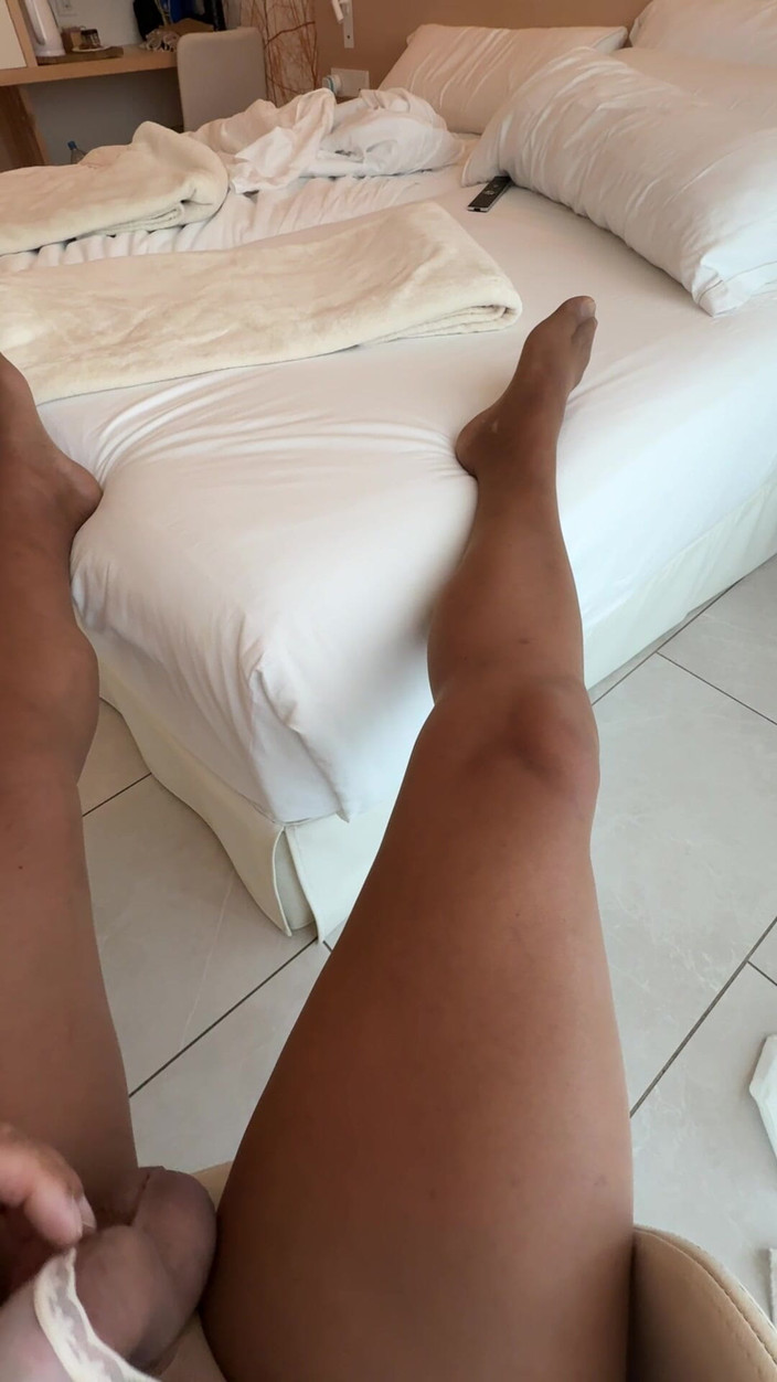 Kellycd2022: シームレスパンストと白いパンティーのセクシーな女装者ケリード2022