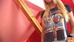 123XXX - 100% Amateurs: 素晴らしいブロンドが彼に髪を切らせ、セックスをする