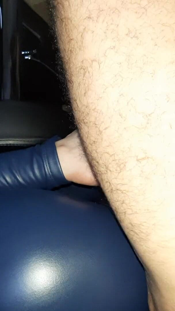 Shiny leather assfuck: 파란 라텍스 바지에 따먹히는 반짝이는 엉덩이
