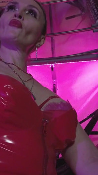 Domina eva latex-fetisch domina herrin rote gummi solo strümpfe dicker arsch MILf sexy heiße absätze höschen BDSM