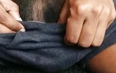 Si mostra il cazzo in camera e si masturba