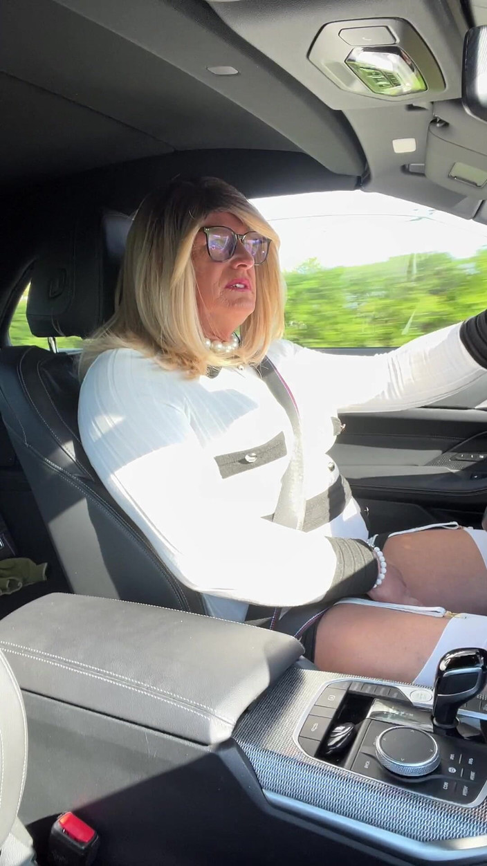 Kellycd2022: Crossdresser amatur Kellycd2022 Menunggang Keluar Di Desa Dalam Stoking Putih...