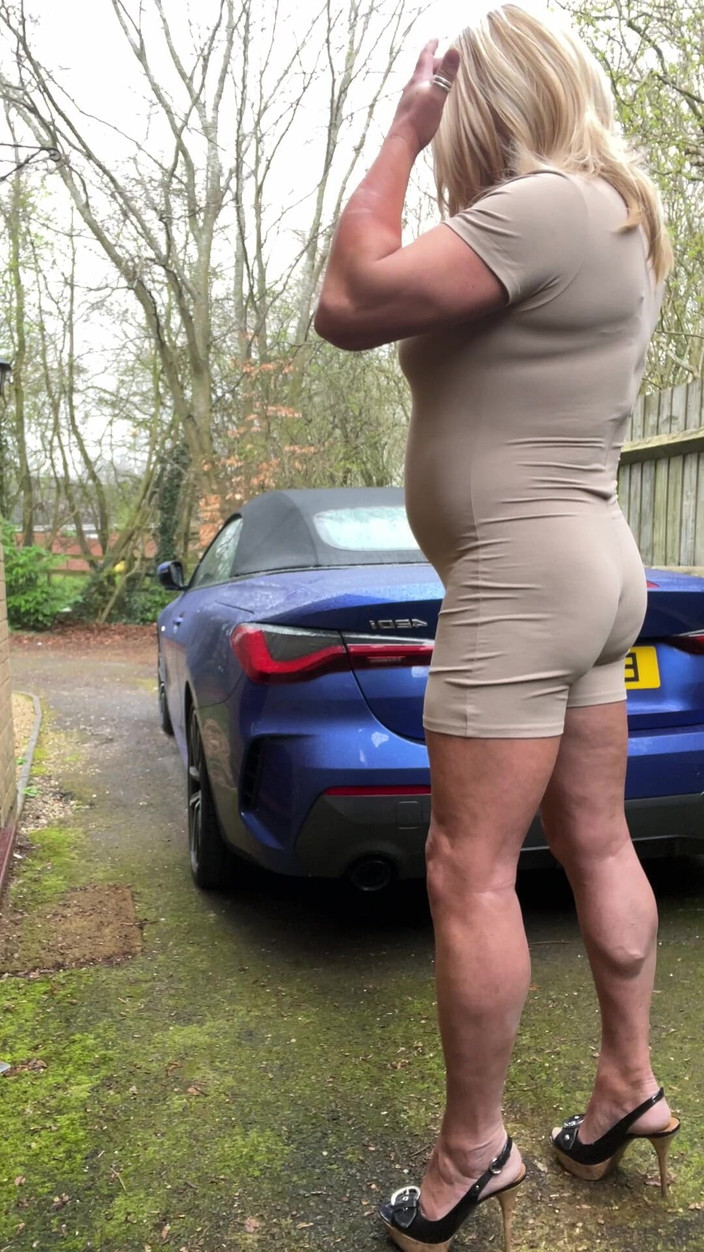 Kellycd2022: Kellycd2022, UNE MILF sexy amateur fait pipi dans ma combinaison...