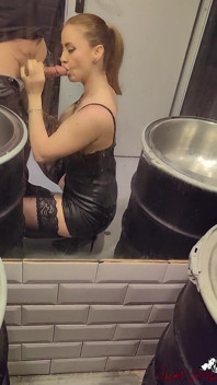 Calda miLF scopata anale in un bagno del club uomo