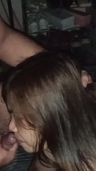 Tímida filipina chupa la polla de su novio
