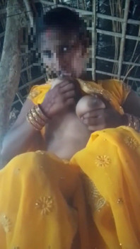 Bhabhi își arată pizda în sari galben, mi-am introdus degetul și am scos apă
