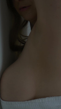 曲線美のあるMILFホテルの誘惑 - ほとんど覆っていないタオルと長い誘惑