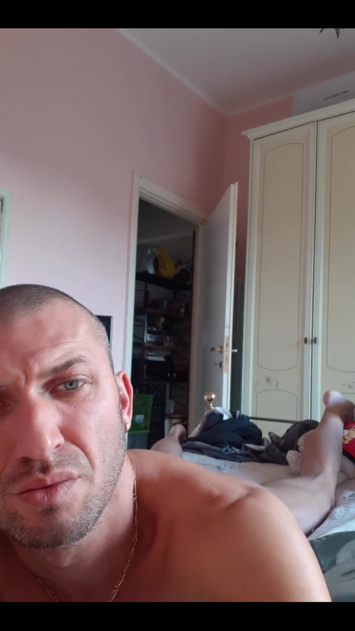 Boy jerking off:  Un ragazzo si masturba 