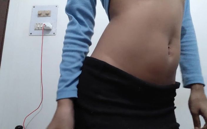 desigirl93: Panna se svléká v koupelně k masturbaci
