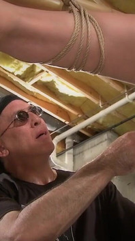 Hogtied asiatica matura viene punita duramente sulle tette e sulla figa