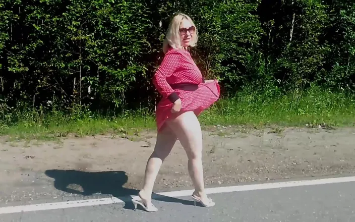 Lady Rose pee pee: Golden Rain 90- Piss in Road.