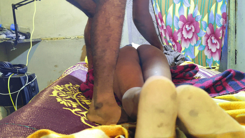 Ankush raj: Moje nevlastní sestra sténá celé ráno