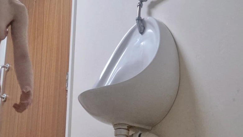 Lillia Cena: La ragazza piscia gli uomini in bagno rischioso pipì