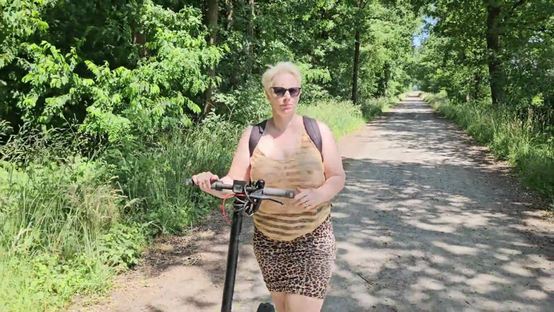 UserBitch1: Frivol Mit Dem Scooter Unterwegs