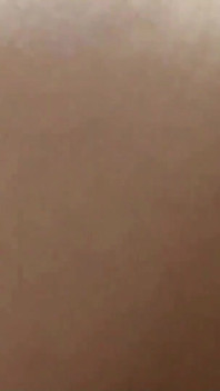 Un demi-frère reçoit un cadeau d'anniversaire tardive de sa demi-sœur sexy qui fume