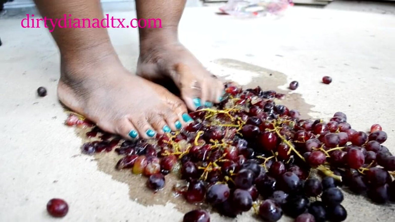 Dirty Diana Fetishes: Suja diana frutas esmagando 1