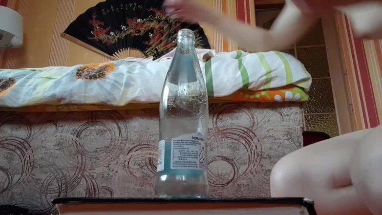 Dannnaa: Šukání análu na láhev