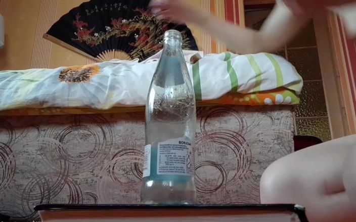 Dannnaa: बोतल पर गांड चुदाई