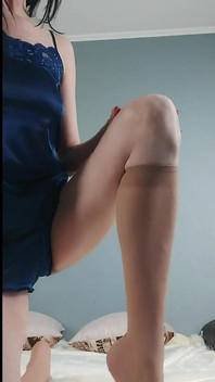 MILF se move eroticamente e mexe a bunda dela, ela realmente quer que seu pau entre na bunda dela! Ginnagg