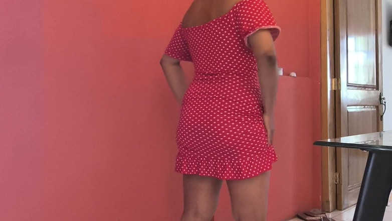 PATY PATY: La matrigna più sexy mostra la figa ai suoi vicini