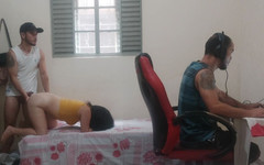 Kasallpimenta: Kamarád šuká mladou přítelkyni šprtského kamaráda za zády, zatímco si hrál