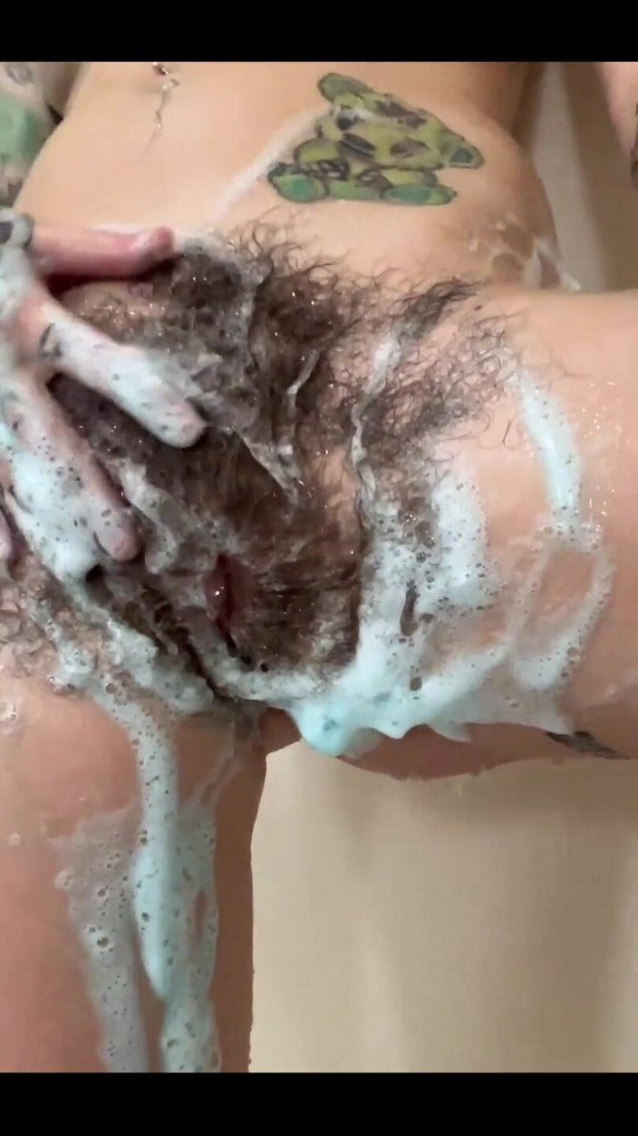 Pearlsage: O fată perversă își săpunește tufa păroasă