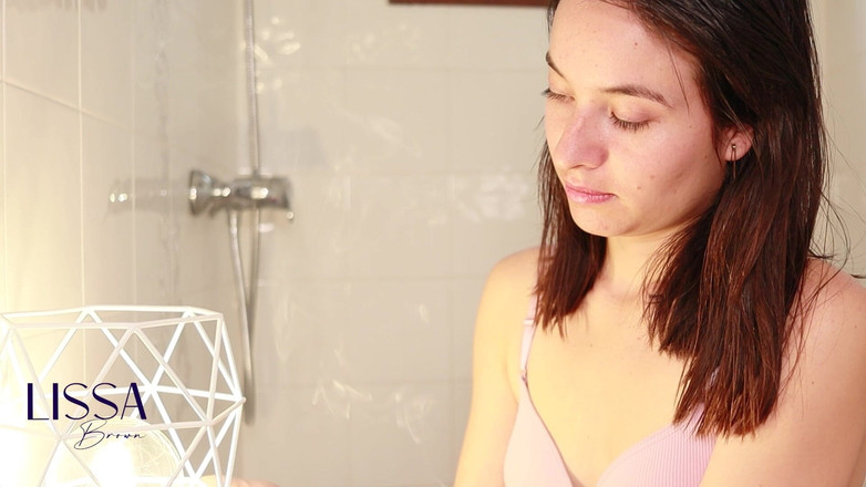 Lissa Brown: Haarwäsche, Conditioner und viel Schaum mit Lederhosen