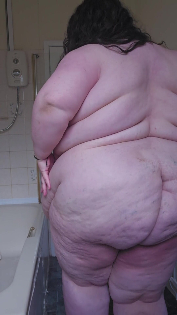 SSBBWLadyBrads: Nữ thần SSBBW cởi đồ trong phòng tắm và catwalk
