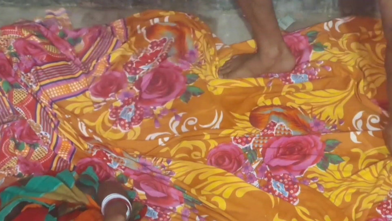 Trilokinath: 塔尔古粘液霉菌阿姨在房间里被房主性交