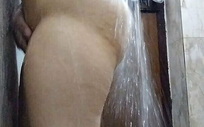 Riyathakur: Joven tetas indias lavando