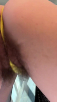 Cewek ini lagi jongkok di dalam microbikini