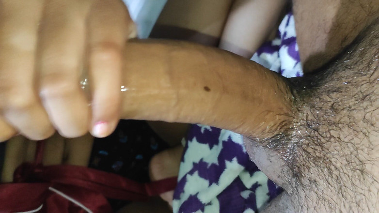 Gini272: Adik tiri India seksi dan abang tiri Hindi bercakap kotor...