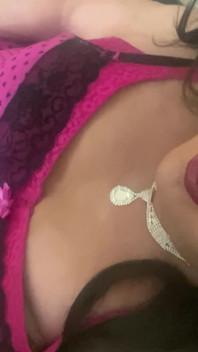 सीडी क्रिसी स्वीट्स अपने खिलौने और अपने तंग टश के साथ खेल रही है